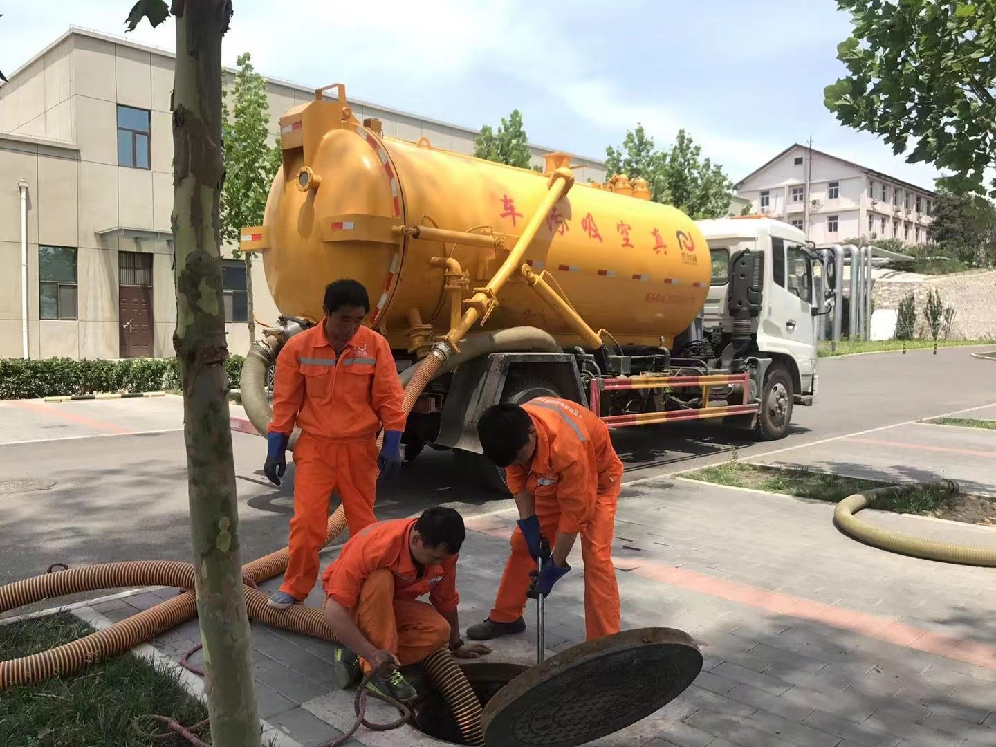 西秀管道疏通车停在窨井附近