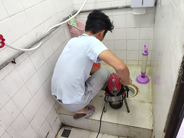 西秀管道堵塞冒臭气 专业师傅现场解决问题