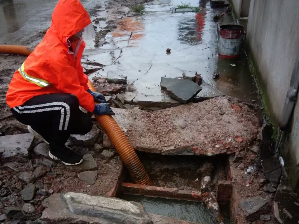 西秀专业清理污水池 炜誉市政以规范流程守护城市 “肠道”